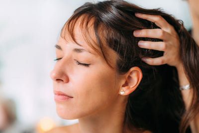 आयुर्वेद, डर्मेटोलॉजी और घरेलु नुस्कों से झड़ते बालों का  उपचार - Hair Fall Treatment in Hindi